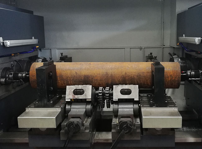 大型(xíng)銑端面(miàn)打中心(xīn)孔機床(chuáng)裝夾示(shì)意圖